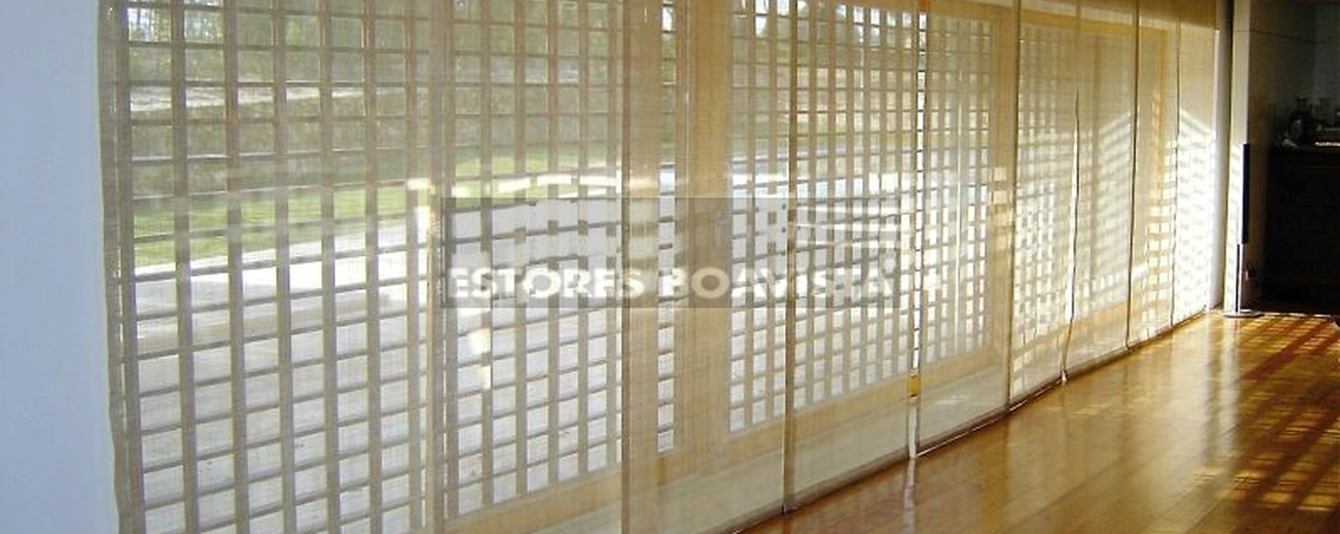 Estores em painéis instalados num espaço residencial