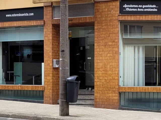 Fachada e entrada das instalações